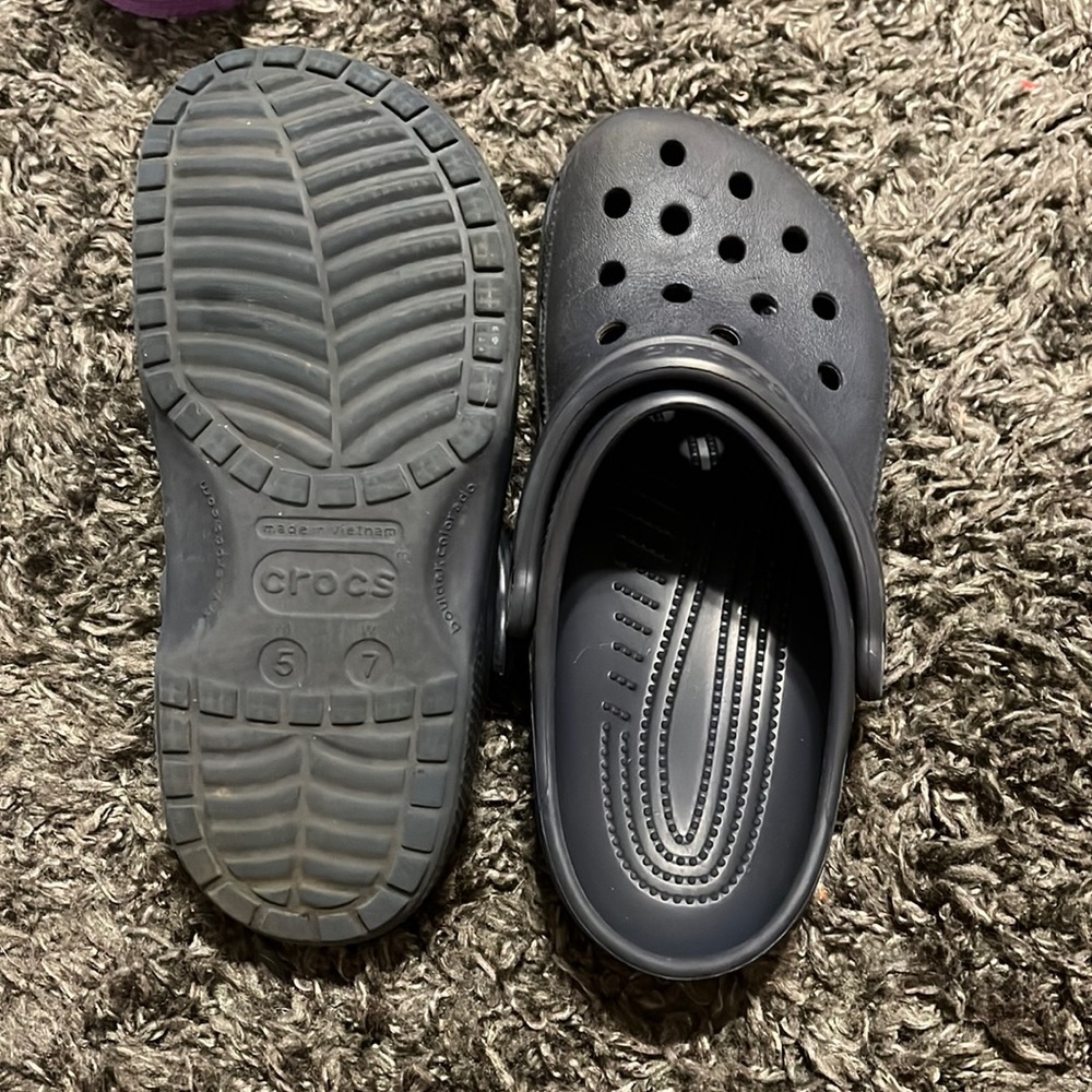 Women’s Crocs, size 7, navy blue.